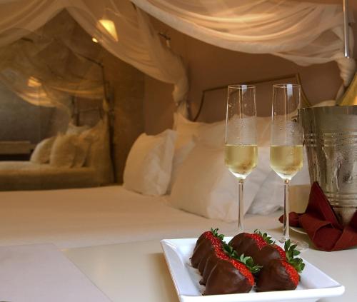 a plate of food and two glasses of wine at Hotel Fabrica do Chocolate in Viana do Castelo
