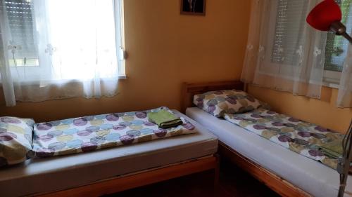 Postel nebo postele na pokoji v ubytování Siófok Regina Apartman