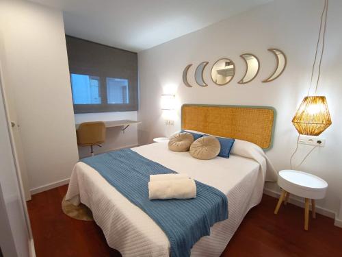 1 dormitorio con 1 cama con 2 almohadas en Expoholidays - Apartamento Rueda Lopez (7ºB), en Almería