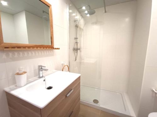 a bathroom with a sink and a shower at Expoholidays - Apartamento Rueda Lopez (7ºB) in Almería