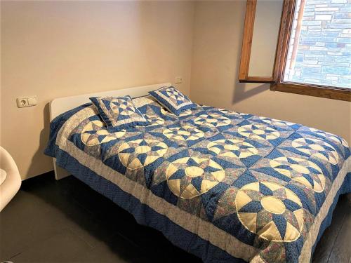 Una cama o camas en una habitación de Casa con impresionantes vistas en Martinet
