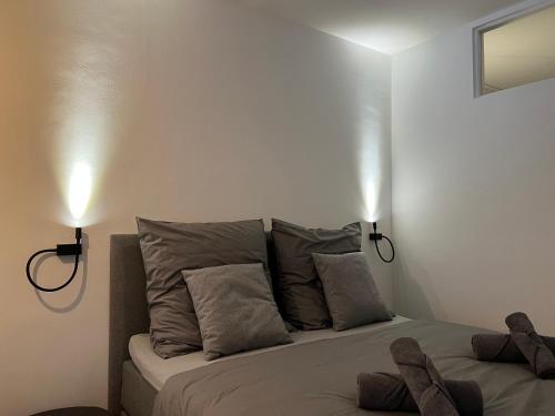 Un dormitorio con una cama con dos luces. en Apartmenthaus Stade Schwingewiesen Apartment 1, en Stade