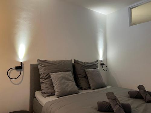 une chambre avec un lit avec deux lumières dessus dans l'établissement Apartmenthaus Stade Schwingewiesen Apartment 1, à Stade