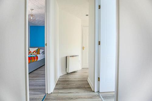 een spiegel in een kamer met een slaapkamer bij Delightful 2 BED APARTMENT for BICESTER OUTLET SHOPPING by Platinum Key Properties in Bicester
