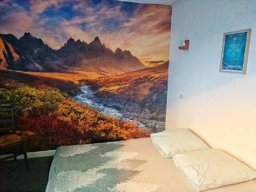 1 dormitorio con una pintura en la pared en Hôtel Restaurant L Orée du Vercors, en Montmaur-en-Diois