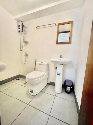 Marion Hotel في مانيلا: حمام مع مرحاض ومغسلة