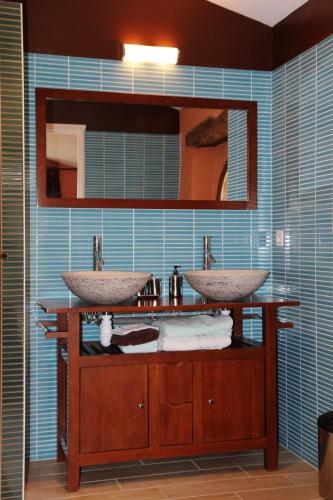 une salle de bain avec deux lavabos et un miroir dans l'établissement Maison de charme à Mouzillon - Jardin et terrasse accueillante, à Mouzillon