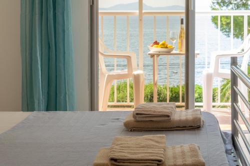 AlcanadaにあるGolfのベッド1台、タオルが備わる客室で、海の景色を望めます。