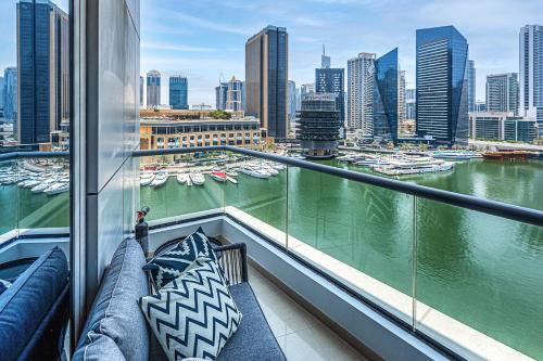 einen Balkon mit Blick auf den Fluss und die Gebäude in der Unterkunft Bay Central, Dubai Marina in Dubai