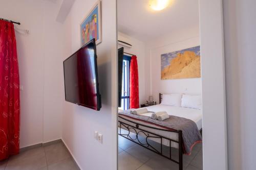 Un pat sau paturi într-o cameră la Adelphi Apartments