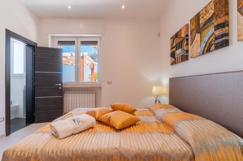 una camera con un letto con due cuscini sopra di Villa Finibus Terrae a Leuca