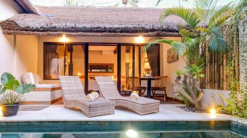 a villa with a swimming pool and a resort at Motu in Gili Trawangan