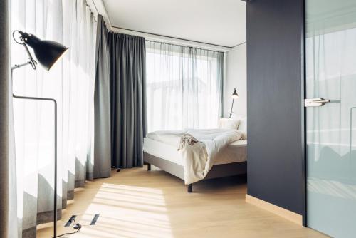 Ein Bett oder Betten in einem Zimmer der Unterkunft harry's home Bern-Expo