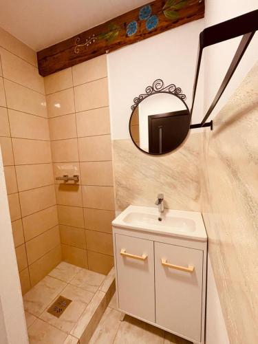a bathroom with a sink and a mirror at Cabana Vanatorului 8 in Râşnov