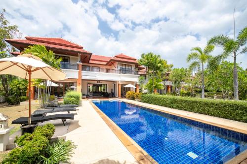 uma imagem de uma villa com piscina em Laguna Pool Villas em Praia de Bang Tao