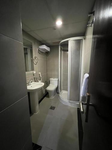 a bathroom with a toilet and a sink and a shower at فندق الميقات أجياد in Mecca