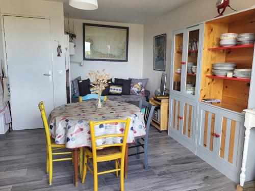 Photo de la galerie de l'établissement Duplex 4 pers à 100m plage avec WiFi et Netflix - FR-1-465-62, à Merville-Franceville-Plage
