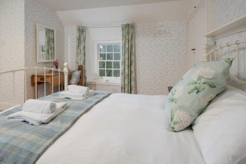 Säng eller sängar i ett rum på Seashell Cottage