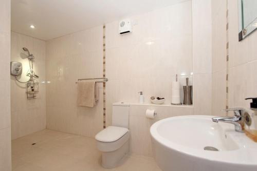 A bathroom at Eriskay Views Cottage