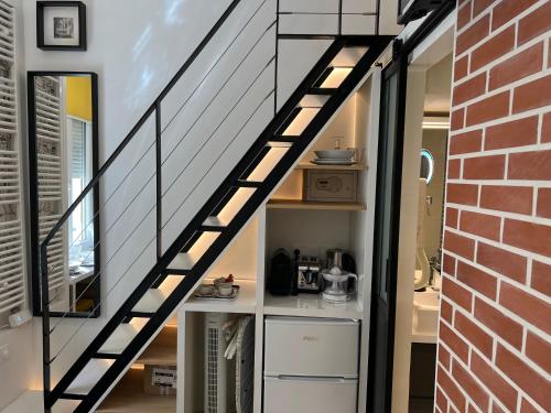 un escalier éclairé à côté d'un mur en briques dans l'établissement Studio Cléry, à Paris