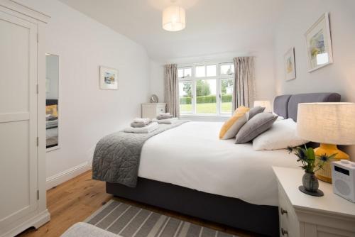 Un pat sau paturi într-o cameră la Gaidrew Cottage
