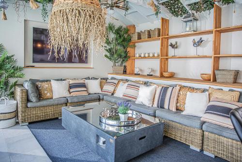 un salon avec des canapés et une table dans l'établissement Villa Sandryon, à Antibes