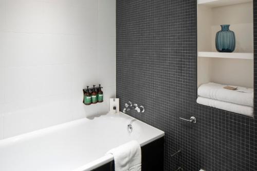 Un baño de Crowne Plaza London - Docklands by IHG