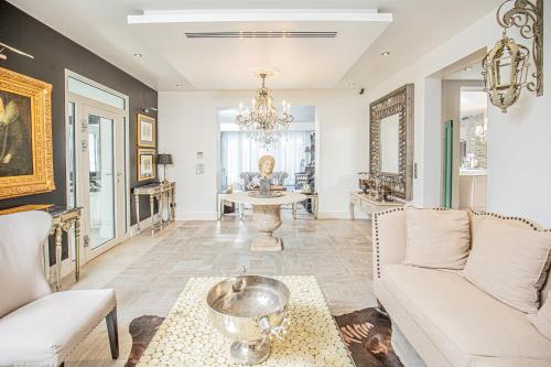 un salon avec un canapé et une table dans l'établissement Villa Sandryon, à Antibes