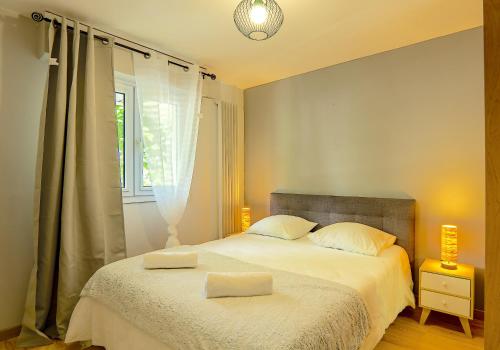 - une chambre avec 2 lits et une fenêtre dans l'établissement 100 Genève joli T2 avec place de parking privée, à Annecy