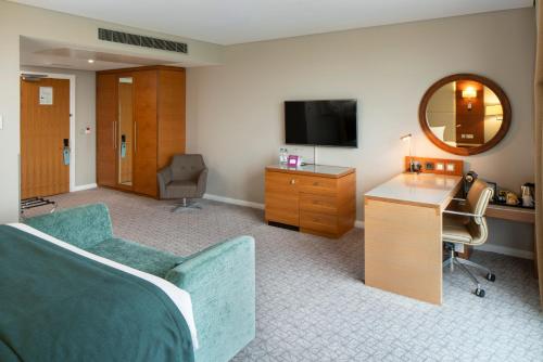 Una televisión o centro de entretenimiento en Crowne Plaza London - Docklands by IHG
