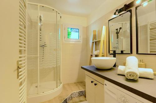 Ванна кімната в 100 Genève joli T2 avec place de parking privée