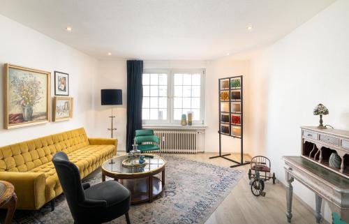 a living room with a yellow couch and a table at Arthotel ANA Liberty Bremen City in Bremen