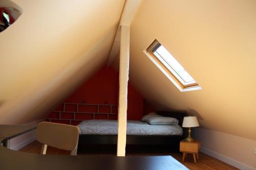 Una cama o camas en una habitación de Charmante Maison de Ville avec Jardin quartier Prébendes