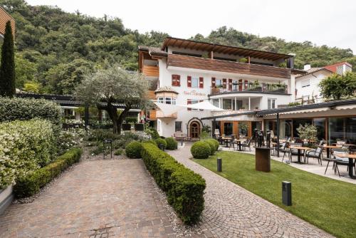 a view of the hotel from the garden at Boutique Hotel Zum Rosenbaum in Nalles