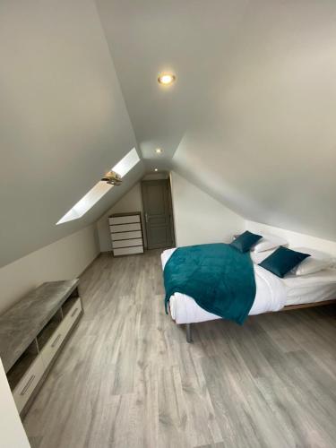 une chambre avec un grand lit dans un grenier dans l'établissement Maison individuelle à Chanac 2 Chambres 1 canapé lit Wifi Gratuit, à Chanac