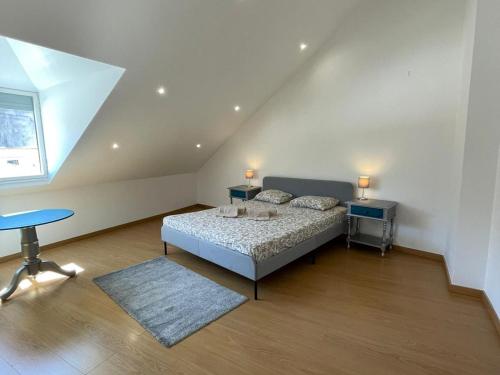 1 dormitorio con cama, escritorio y ventana en Vita Portucale ! Concept Apartment Campo Ourique en Lisboa
