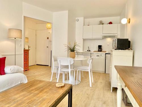 Zdjęcie z galerii obiektu Appartement élégant avec vue sur le port w mieście Saint-Martin-de-Ré