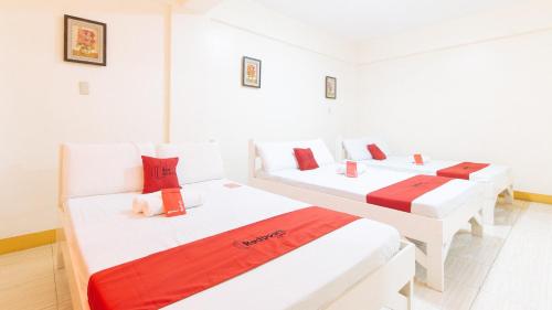 Giường trong phòng chung tại RedDoorz @ Golden Skye Hotel Guagua