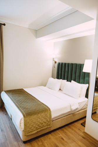 Mest Hotel Istanbul Sirkeciにあるベッド