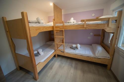 two bunk beds in a small room at Apartamento TerradeAugas3 in Caldas de Reis