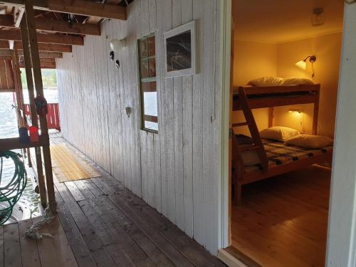 Mjällom的住宿－Boathouse，一间设有双层床和门廊的客房