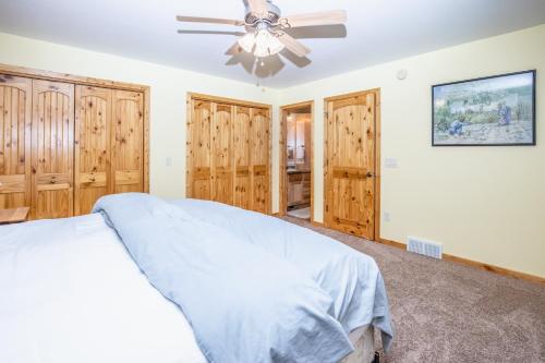Katil atau katil-katil dalam bilik di Northwoods Getaway