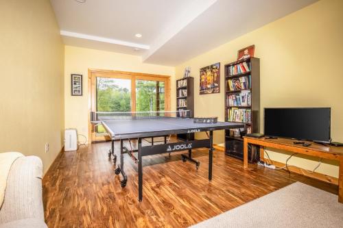 Kemudahan pingpong di Northwoods Getaway atau berdekatan