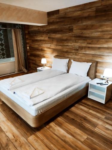 Postel nebo postele na pokoji v ubytování Leshtenski Rai Guest House
