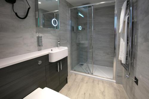 bagno con doccia, lavandino e servizi igienici di Sadie Best Western Hotel at Luton a Luton