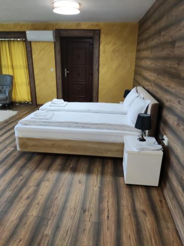 Postel nebo postele na pokoji v ubytování Leshtenski Rai Guest House