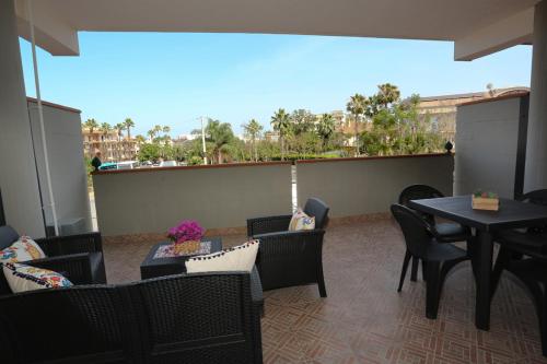 ジャルディーニ・ナクソスにあるNaxos Sicilian Luxury Apartmentのバルコニー(テーブル、椅子、テーブル、椅子付)