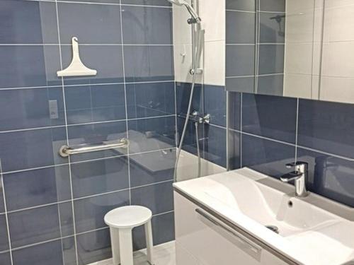 uma casa de banho com um chuveiro, um lavatório e um banco em Appartement Bormes-les-Mimosas, 3 pièces, 4 personnes - FR-1-610-73 em Bormes-les-Mimosas