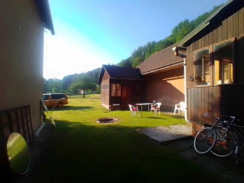 a yard with a table and chairs and a house at KOKOPEPINO in Litomyšl