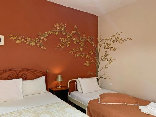 Кровать или кровати в номере Akrotiri Rooms